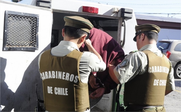 Transaban droga en una calle de Puente Alto cuando fueron detenidos