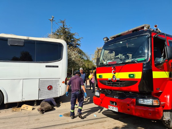 Bus cayó sobre trabajador que realizaba mantención mecánica en Puente Alto