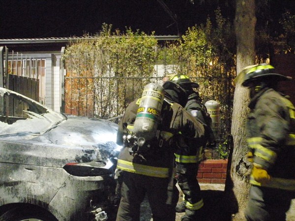 Sujeto quemó el auto de su ex pareja y tras atacar a carabinero terminó baleado en Puente Alto