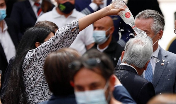 Mujer fue detenida tras vaciar botella con agua sobre el Presidente Piñera