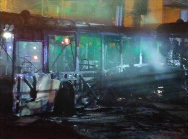 Fiscalía investiga quiénes están tras la quema de dos buses en Puente Alto