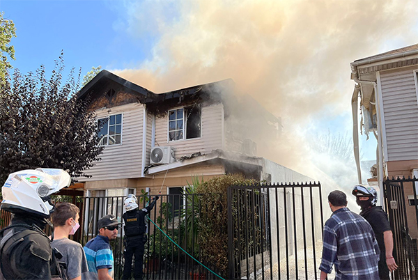 Casa de dos pisos se quema en calle Santander con Pasaje Cantabria Sur B