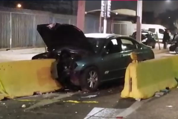 Choque con barreras de cemento deja a un joven fallecido