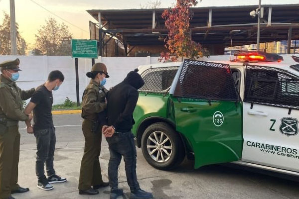 Dos delincuentes detenidos en estacionamientos de mall Plaza Tobalaba