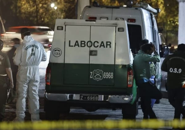 Hombre es encontrado muerto con múltiples balazos en estacionamiento en Santiago Centro