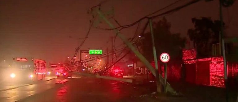 Conductor que escapaba de persecución derribó cuatro postes de luz en La Pintana