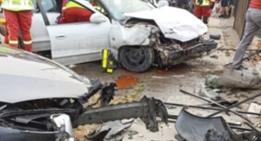 Conductor ebrio chocó contra auto, dañando reja y señalética en Punta Arenas