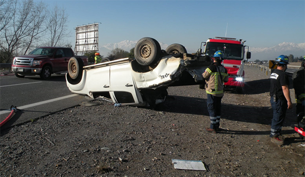 2 lesionados en choque y posterior volcamiento en autopista