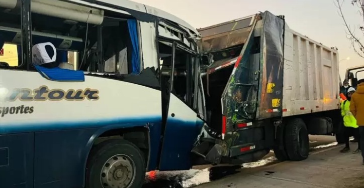 <strong>Choque de bus y camión de basura deja al menos 18 heridos</strong>