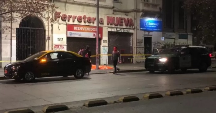 <strong>Dos carabineros son desvinculados por no prestar ayuda a herido en la Alameda</strong>