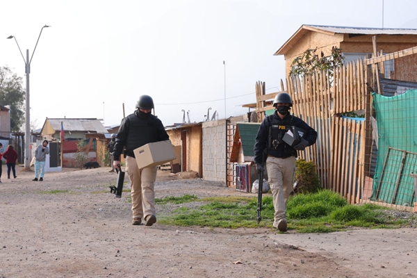 Megaoperativo de la PDI en Puente Alto: 14 detenidos en Casas Viejas por homicidios y secuestro