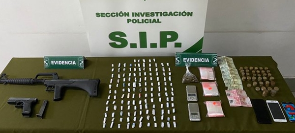 Carabinero detiene a individuo por comercializar droga en Puente Alto