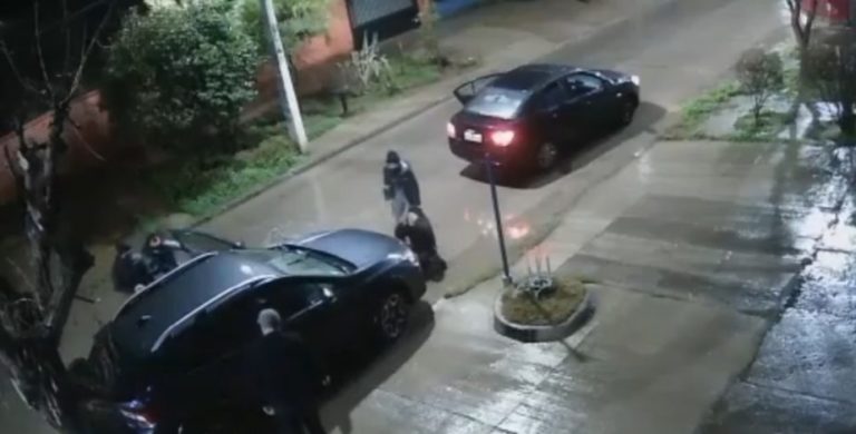 <strong>Mujeres delincuentes protagonizan asaltos en Santiago y Macul</strong>