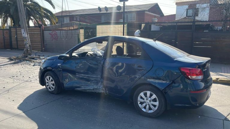 Circulaban en auto robado: dos sujetos chocaron contra un poste y fueron detenidos en Avenida Gabriela