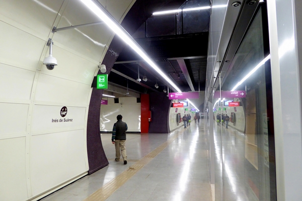 <strong>Dos menores de edad son detenidos al interior del Metro en Providencia por asalto armado</strong>