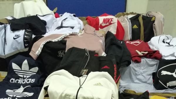Dos personas detenidas en incautación de ropa falsificada en Santiago