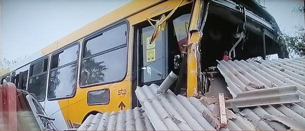 <strong>Bus de Transantiago impacta vivienda en Puente Alto</strong>
