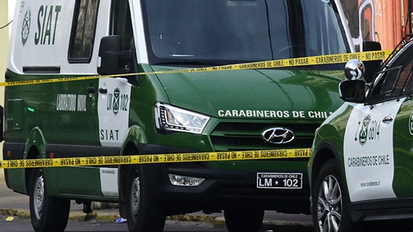 <strong>Mujer murió aplastada por carga de camión: tubos de acero cayeron sobre su camioneta</strong>