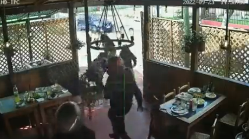 <strong>Vecinos de Peñaflor frustaron asalto: redujeron a motochorros en restaurante</strong>