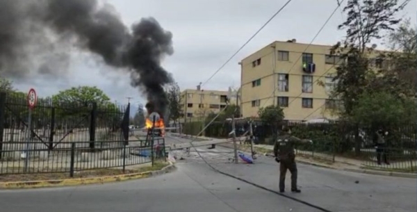 <strong>Carabineros detiene a tres sujetos tras persecución en zona oriente que terminó con automóvil incendiado</strong>