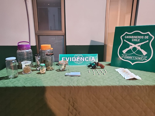 Detienen a tres personas por amenazas de muerte, infracción a la Ley de Drogas y porte ilegal de armas