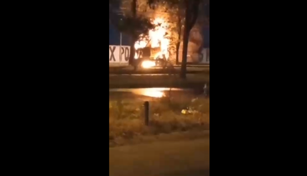 Encapuchados incendian carro lanza aguas tras arrojarle bombas molotov