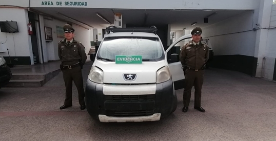 <strong>Carabineros detuvo a menor de edad que escapaba en auto robado en Pirque</strong>