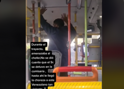 [Video] Graban a chofer que condujo hasta comisaría para entregar a un pasajero venezolano que lo agredió