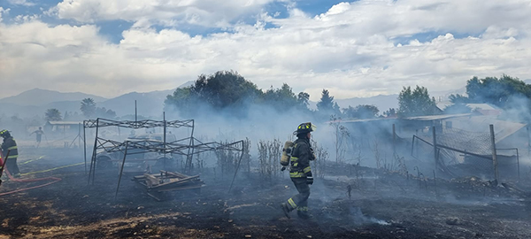 Incendio de 2 viviendas y 3 vehículos movilizó a bomberos en Pirque