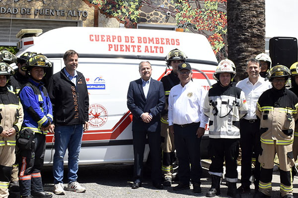 Municipalidad entrega ambulancia a Cuerpo de Bomberos de Puente Alto