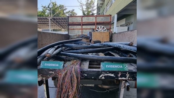 Persecución policial comenzó en Puente Alto y terminó en San Miguel: sujeto detenido y camión chocado