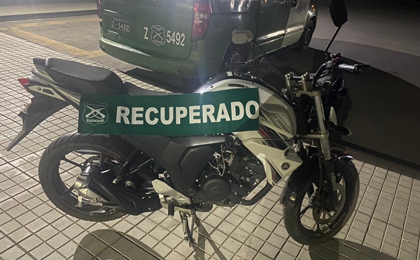 Detienen a sujeto que circulaba en moto sin placas patentes en Bajos de Mena