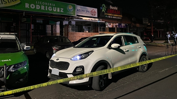[Video] Carabinero repele robo de su vehículo en Puente Alto: baleó a uno de los asaltantes