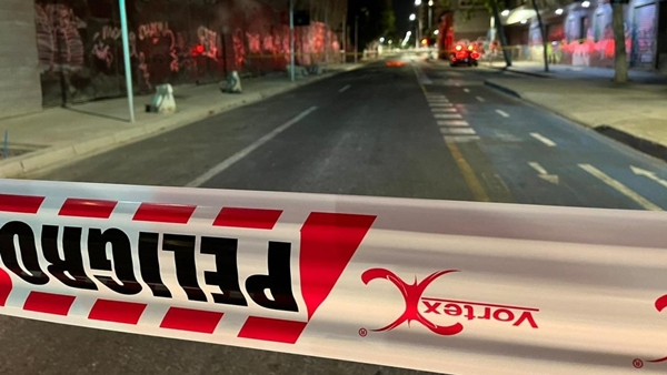 Hombre es hallado muerto con diversas puñaladas en Santiago Centro