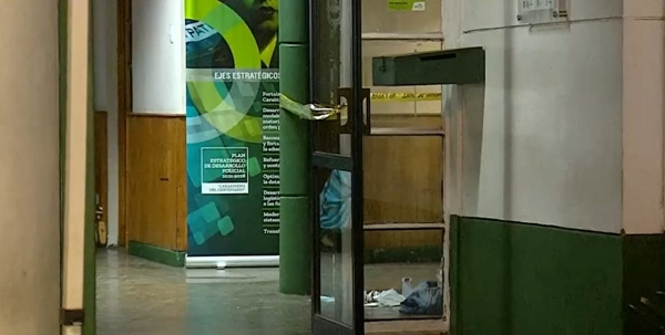 Hombre apuñalado pide auxilio en comisaría de Estación Central: se desvaneció a pocos minutos
