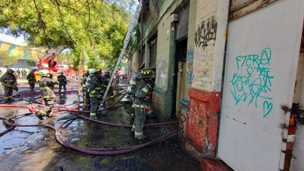 Incendio consume cité calificado como “la fortaleza narco” de Santiago Centro