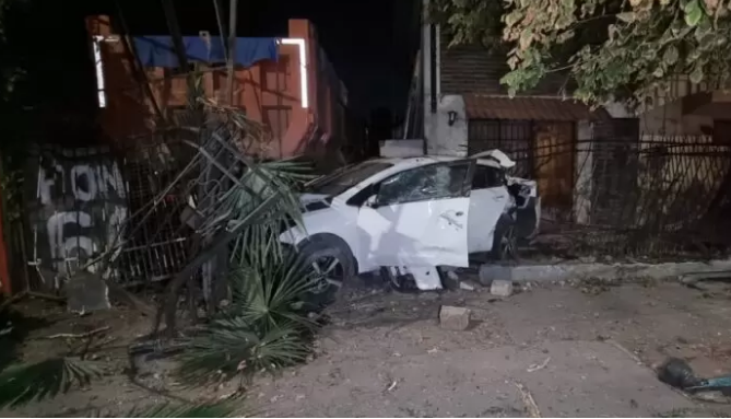 Delincuentes robaron auto que terminó incrustado en una vivienda de Huechuraba