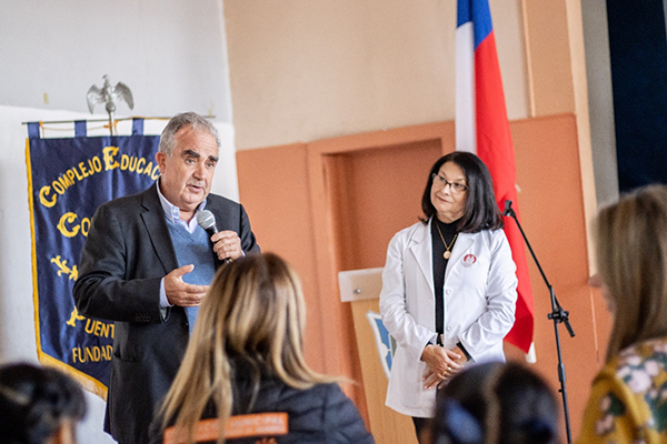 Embajadora de Estados Unidos visitó establecimiento educacional de la Corporación municipal de Puente Alto 