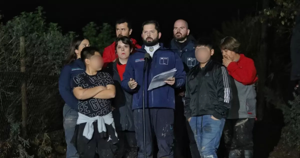 Exigen disculpas por dato falso sobre niños que acompañaron al Presidente Boric