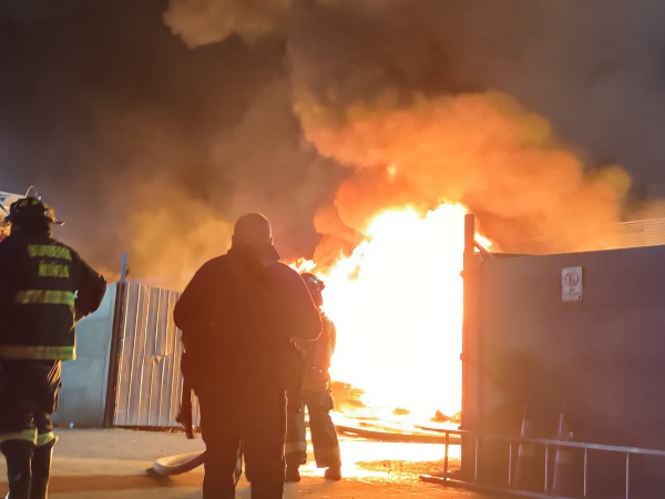 Gigantesco incendio en bodegas moviliza a más de 100 bomberos