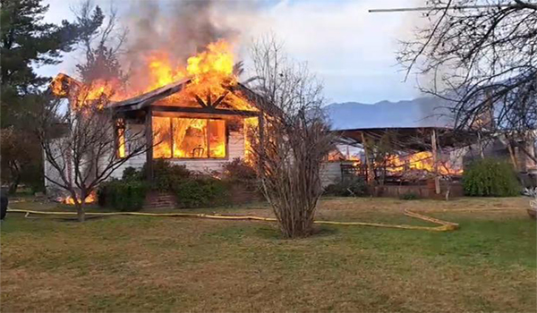 Concejala de Pirque cuenta cómo se desató voraz incendio en su hogar