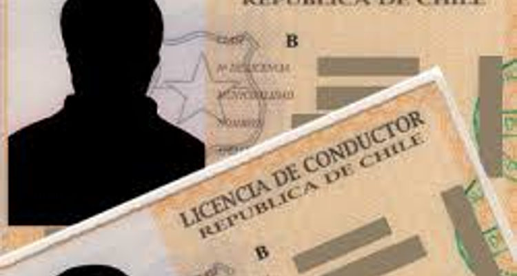 Funcionarios municipales a prisión por vender licencias de conducir