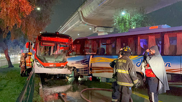 Choque frontal de buses deja tres pasajeros lesionados