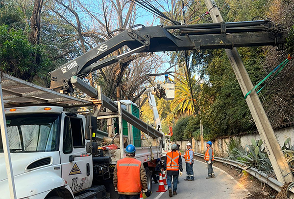 CGE realiza labores preventivas y de recuperación de servicio durante contingencia clilmática en Pirque