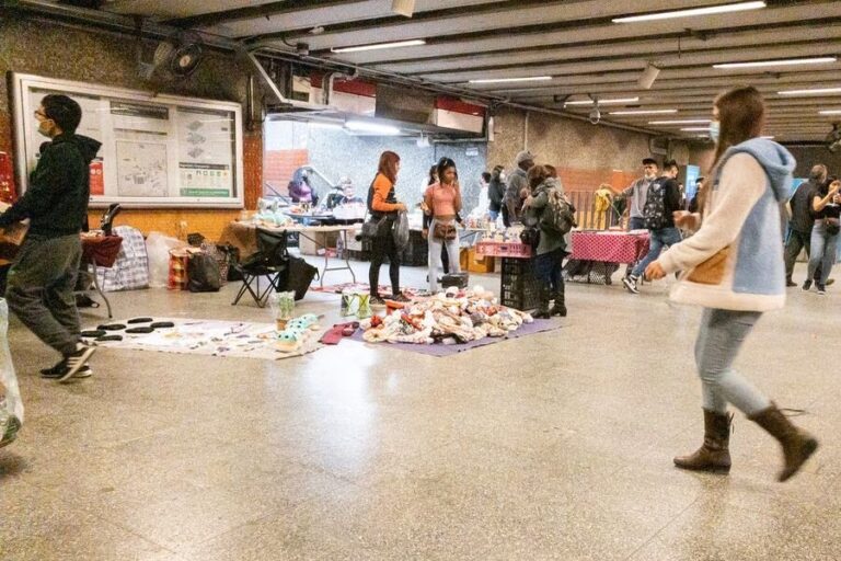 Ambulantes golpean a vigilante de Metro