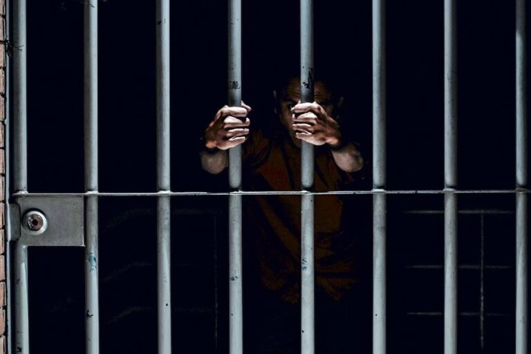 Hombre es condenado por violar durante años a su hijastra