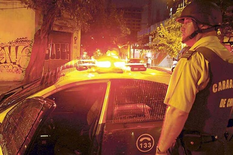 Adolescente es detenido tras intentar atropellar a carabineros