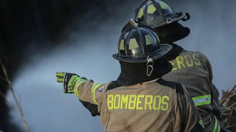 Incendio destruye local de artículos de motocicleta en Santiago