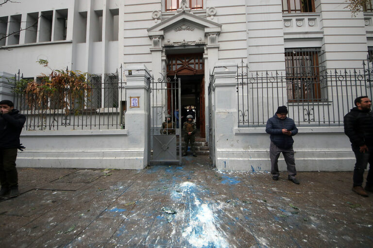 Incidentes en Liceo de Aplicación: rocían combustible a inspector