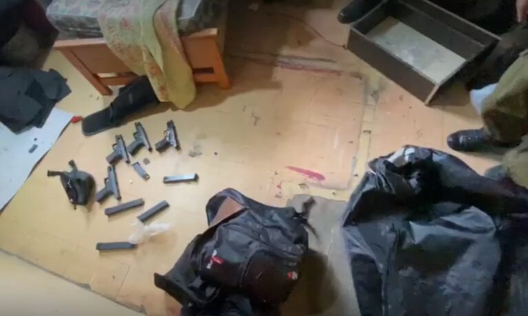 Detienen a hombre por porte ilegal de armas en Bajos de Mena